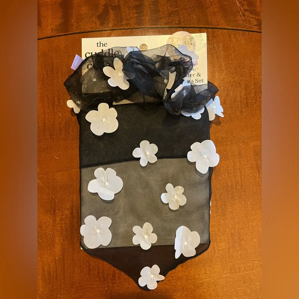 Dog outfit: bandana and hair twister.
Black with white flowers sewn on. S-M - Picture 2 of 6